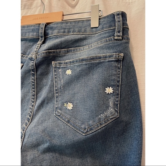 LC Lauren Conrad | Daisy Embroidered Skinny Jeans - Picture 6 of 7